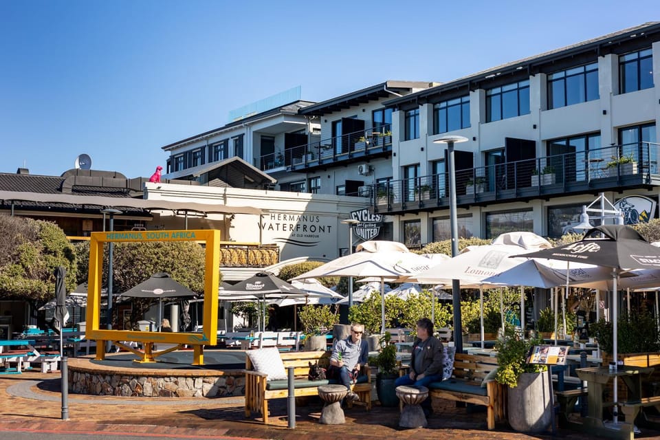 Property building, Restaurant/places to eat, Food and drinks, Food, City view, Location, group of guests