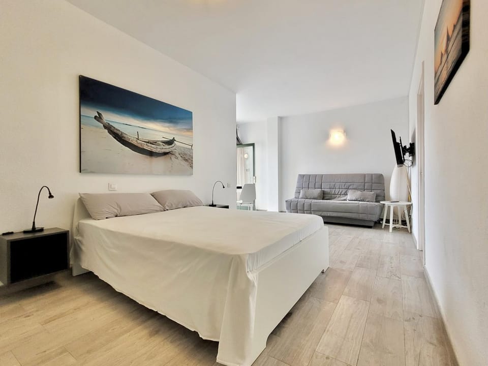 Bed, TV and multimedia, Living room, Decorative detail, Seating area, Bedroom