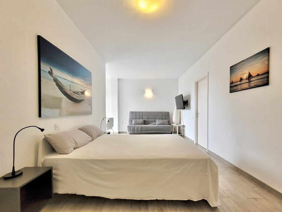 Bed, TV and multimedia, Living room, Decorative detail, Seating area, Bedroom