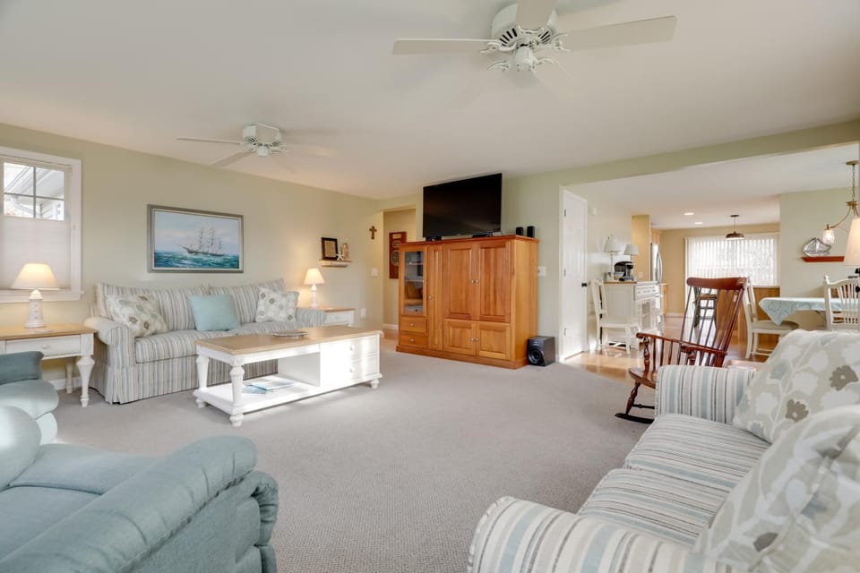 Westerly Retreat ~ 1/4 Mi to Private Beach! House in Misquamicut