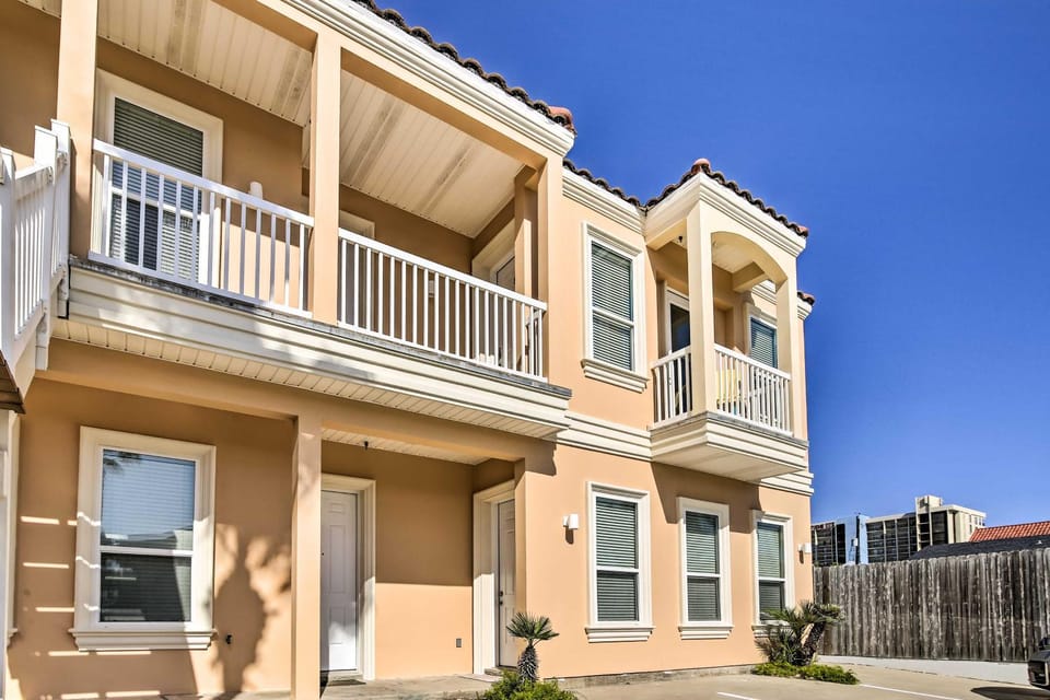 Texas Condo w/ Outdoor Pools - Walk to Beach! House in South Padre Island
