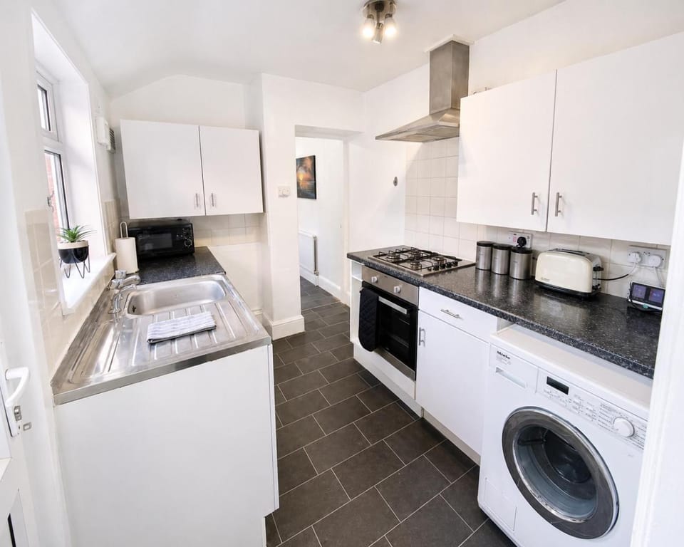 EasyRest House 2 Grantham - 6 Beds & Free Parking - Easy Location - Access to A1, Town Centre & Shops House in Grantham