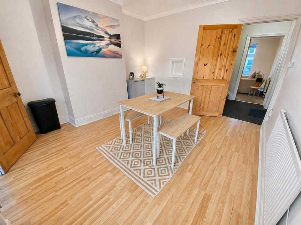 EasyRest House 2 Grantham - 6 Beds & Free Parking - Easy Location - Access to A1, Town Centre & Shops House in Grantham
