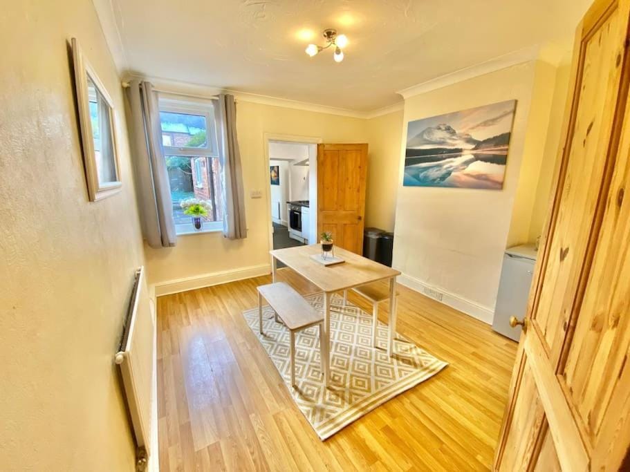 EasyRest House 2 Grantham - 6 Beds & Free Parking - Easy Location - Access to A1, Town Centre & Shops House in Grantham