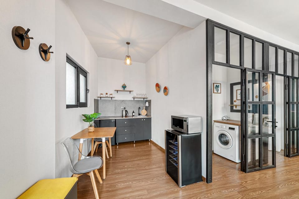 Kitchen or kitchenette