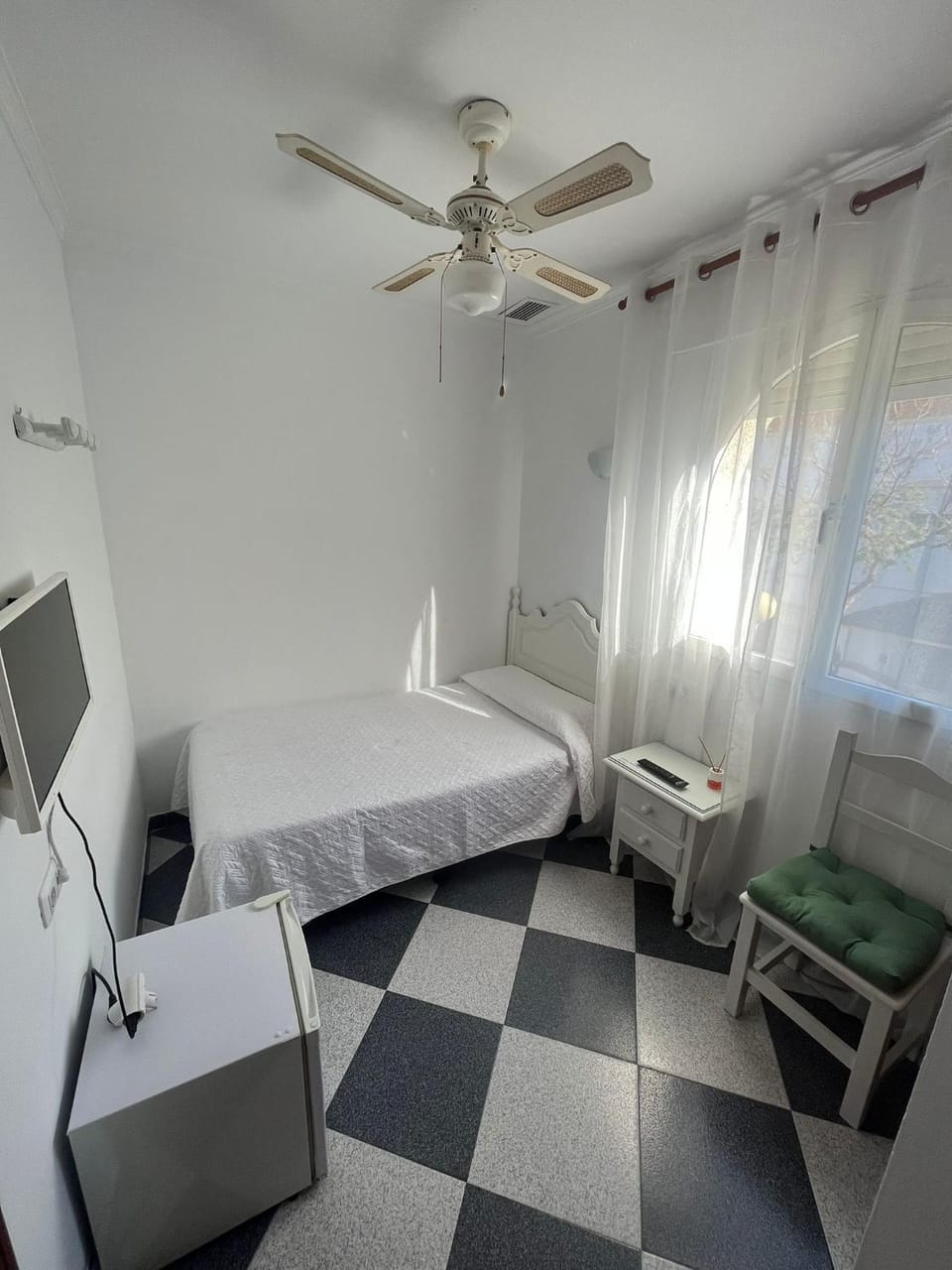 Bed, TV and multimedia, Photo of the whole room, oven
