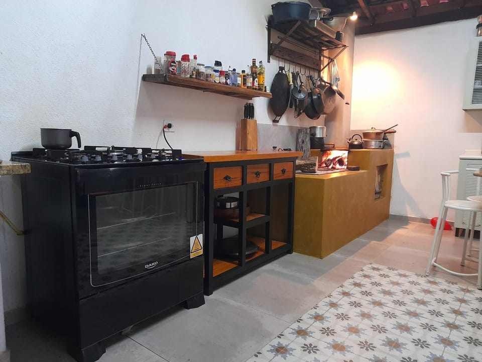 Coffee/tea facilities, Kitchen or kitchenette, stove