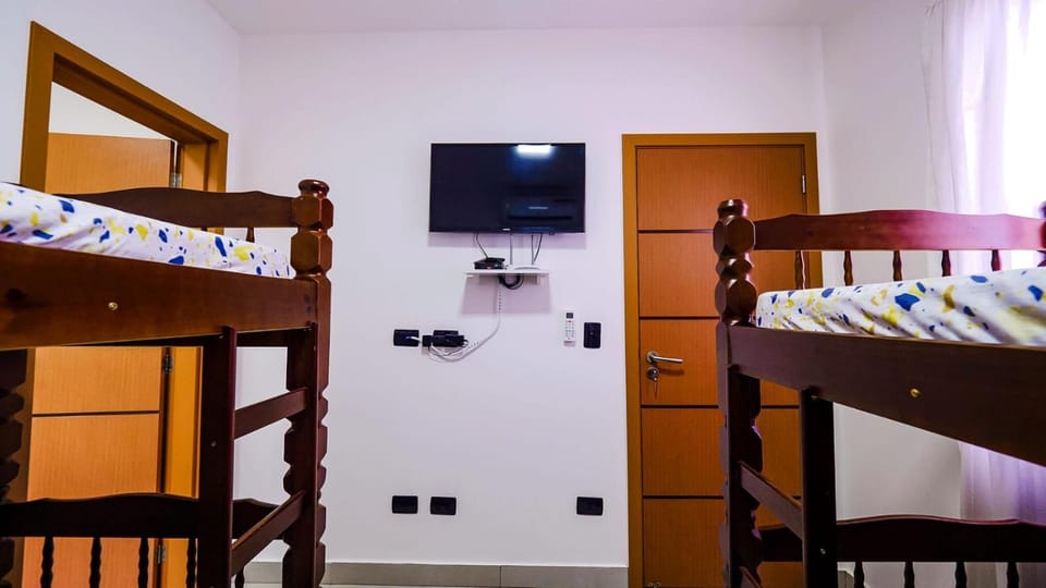 Shower, Toilet, Bed, TV and multimedia, Bedroom