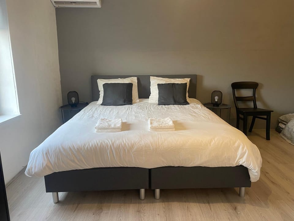 Bed, Bedroom, towels