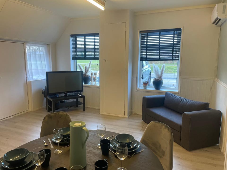 TV and multimedia, Living room, Seating area, Dining area