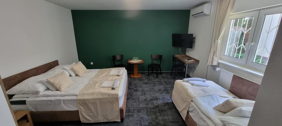 Bed, TV and multimedia, Photo of the whole room