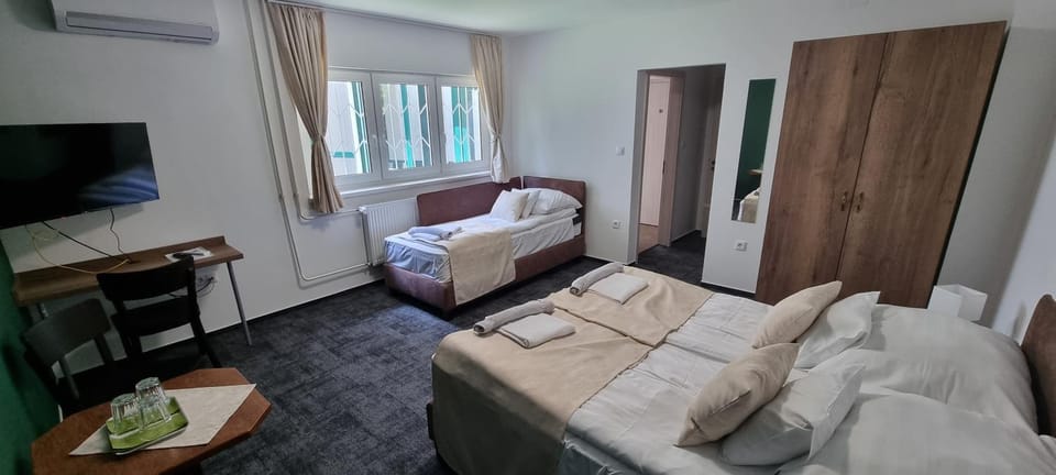 Bed, TV and multimedia, Photo of the whole room, Seating area, Bedroom, towels, wardrobe, air conditioner