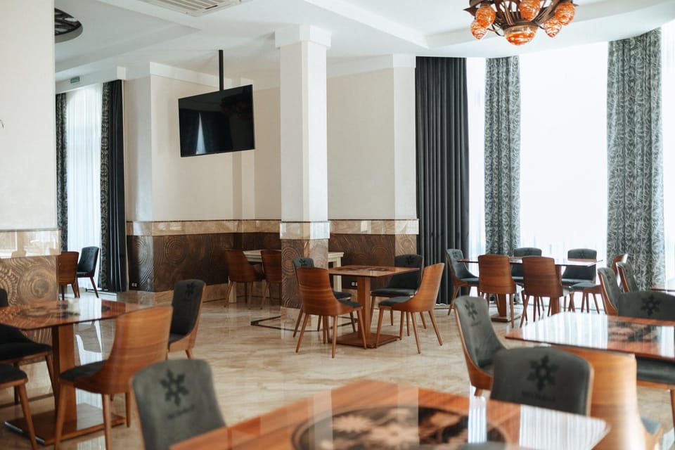 Restaurant/places to eat, Communal lounge/ TV room, TV and multimedia, Banquet/Function facilities, Seating area, Evening entertainment, Internal: Not applicable to any particular room
