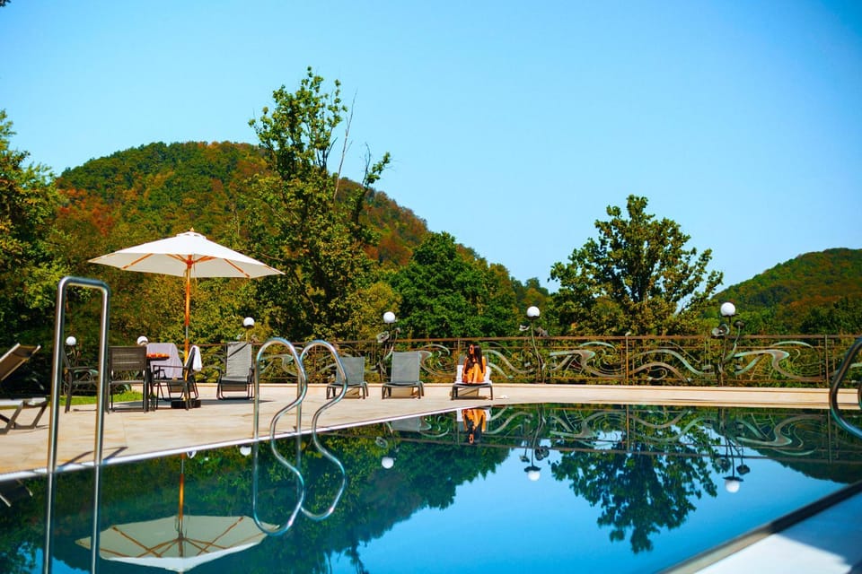 Day, People, Natural landscape, Garden view, Mountain view, Pool view, Swimming pool, group of guests, sunbed