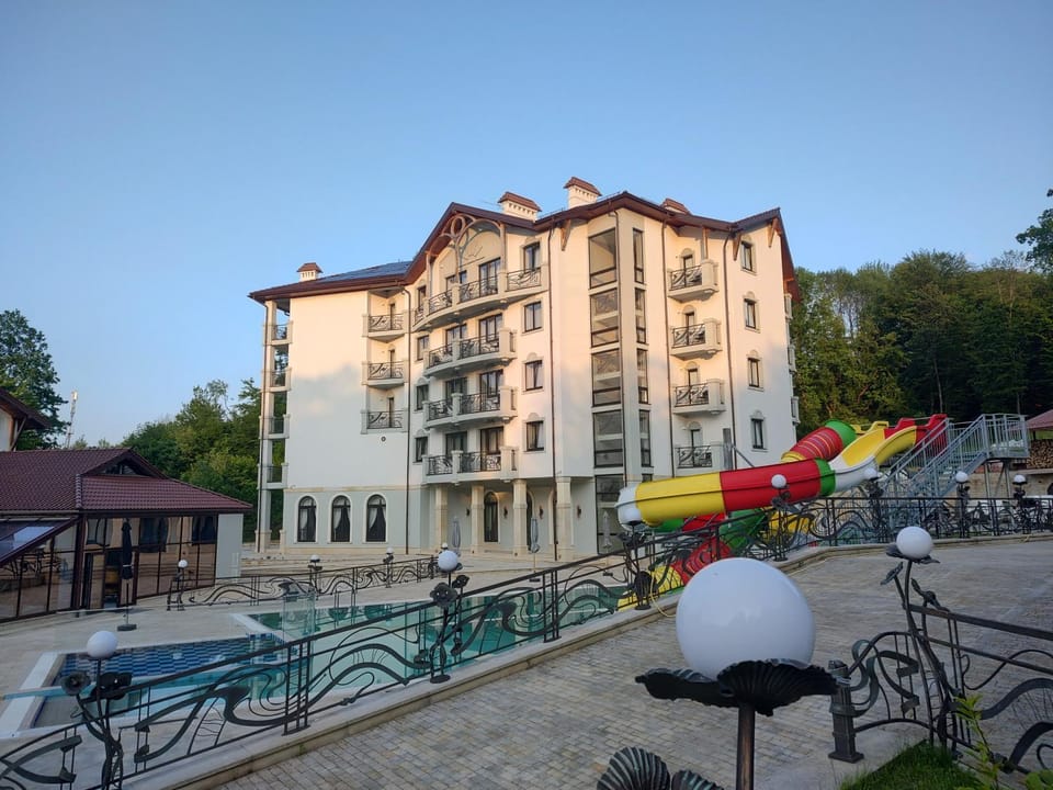 Property building, Day, Pool view, Swimming pool