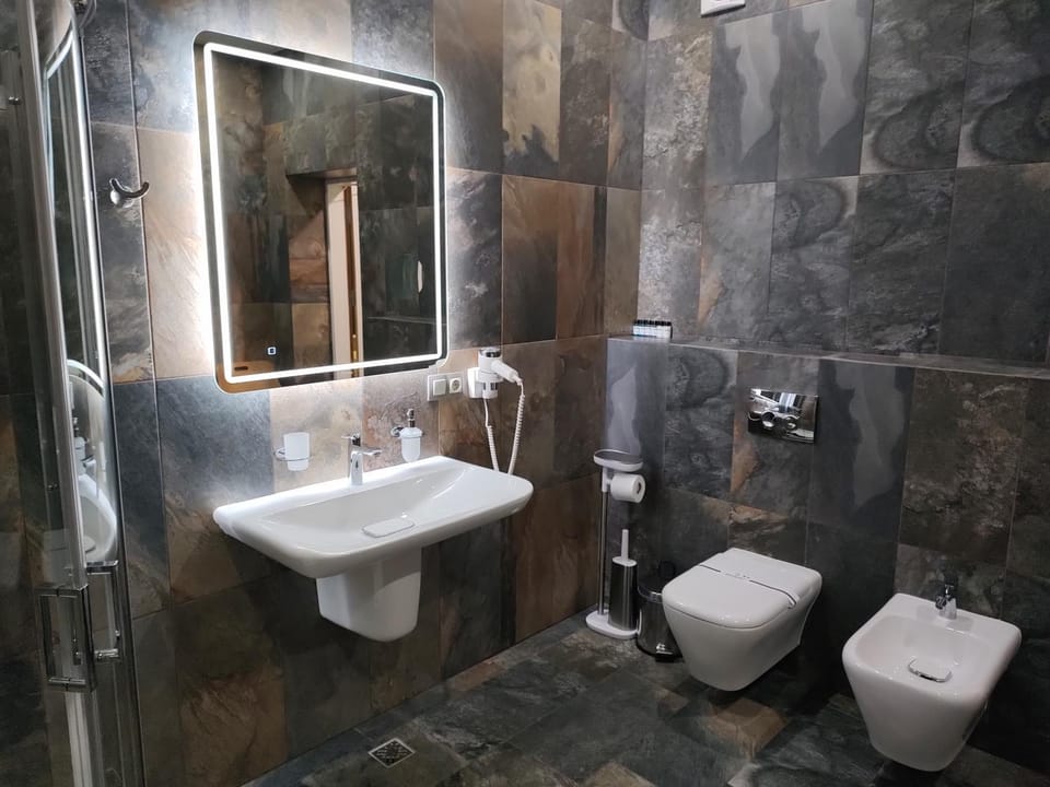 Shower, Toilet, Bathroom, bidet, towels