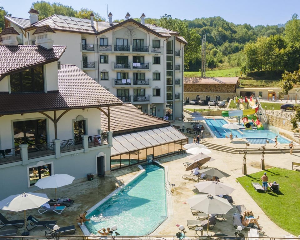 Property building, Day, Natural landscape, Mountain view, Pool view, Swimming pool, sunbed
