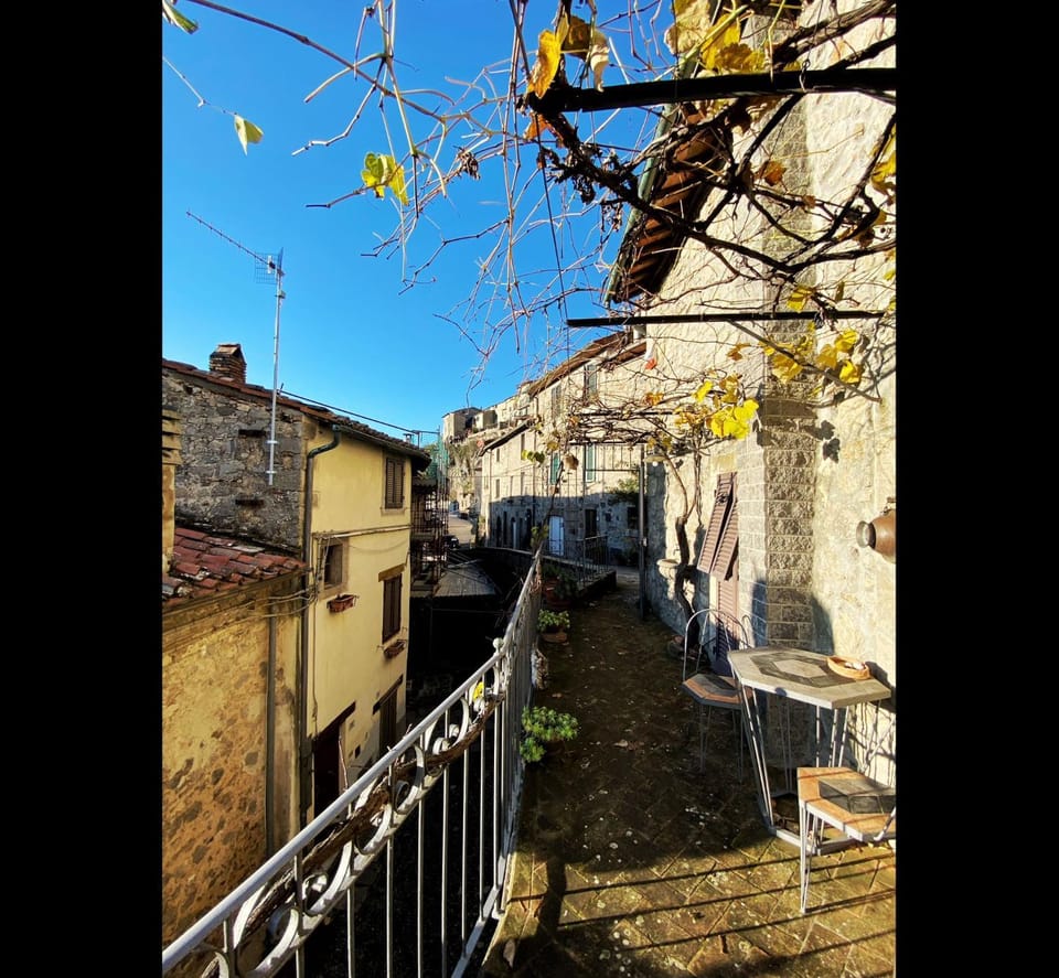Neighbourhood, Balcony/Terrace, Street view