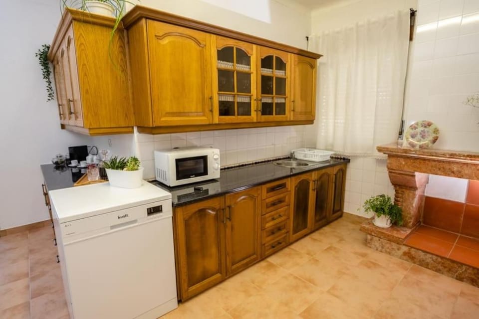 Kitchen or kitchenette, dishwasher, minibar