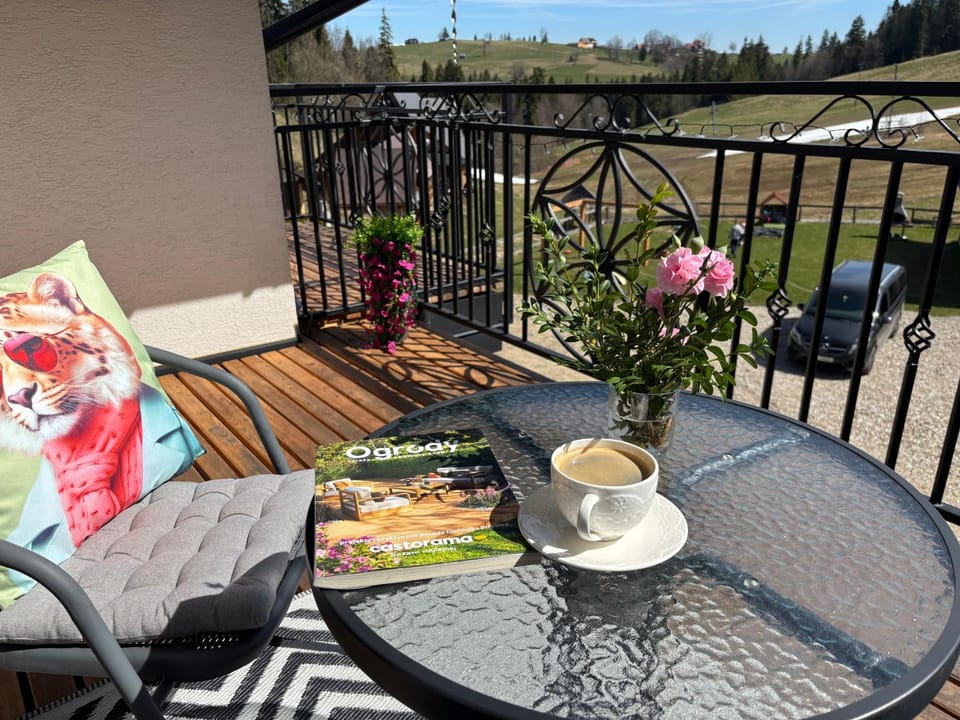 Patio, Spring, Day, Garden, View (from property/room), Balcony/Terrace, Seating area, Garden view
