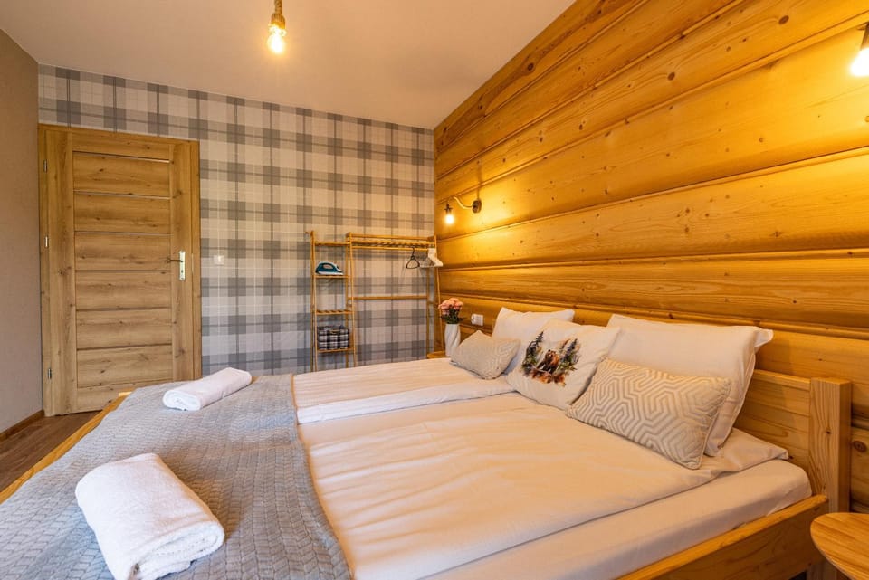 Bed, Bedroom, flat iron, towels