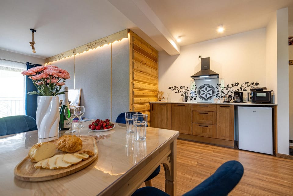 Coffee/tea facilities, Kitchen or kitchenette, Dining area, microwave