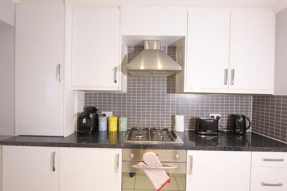 Kitchen or kitchenette, pet friendly, stove, toaster