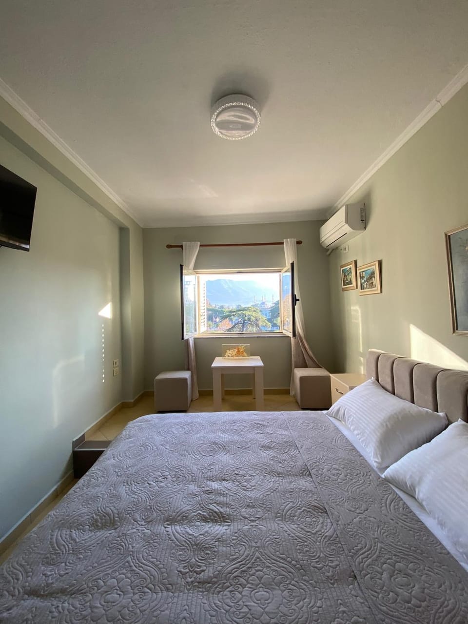 Bed, TV and multimedia, Bedroom