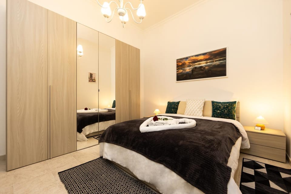 Photo of the whole room, Bedroom, wardrobe