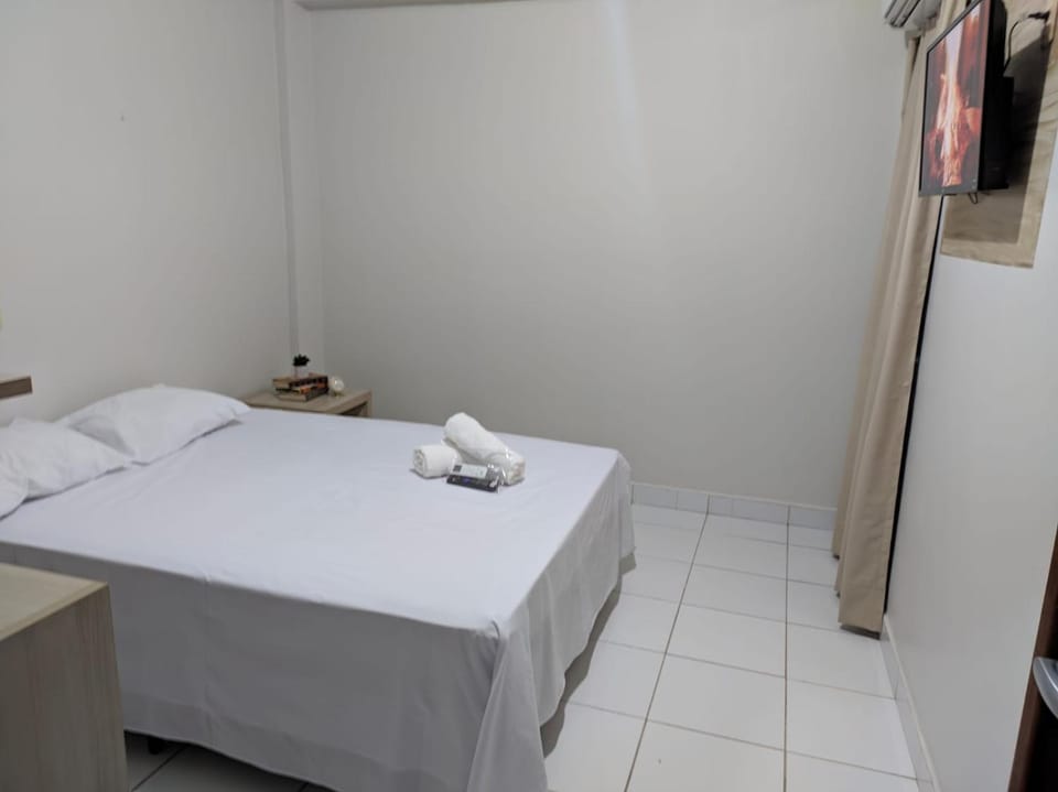 Bed, TV and multimedia, Photo of the whole room, Bedroom, towels