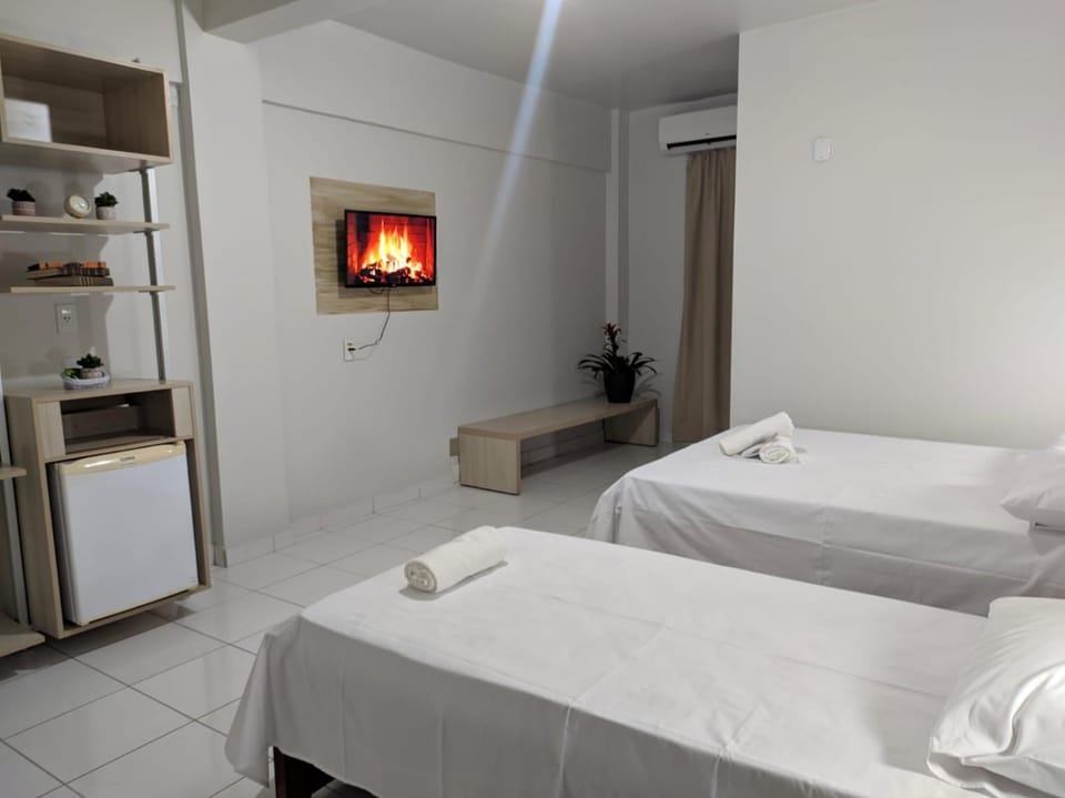 Bed, TV and multimedia, Photo of the whole room, Bedroom, towels