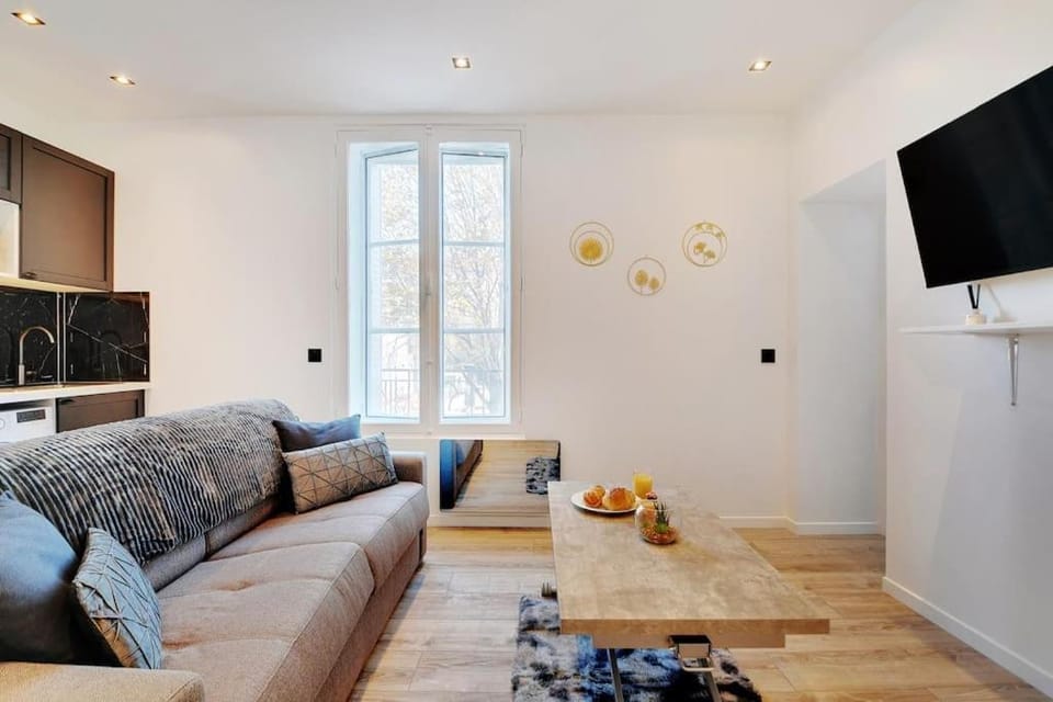 TV and multimedia, Living room, Evening entertainment