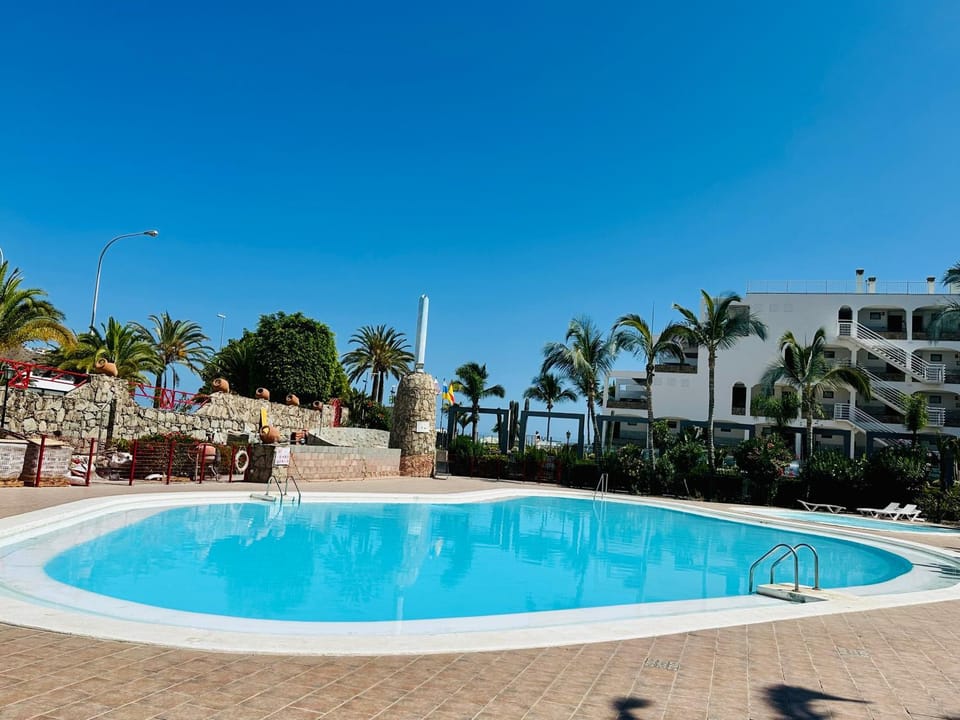 Day, Swimming pool