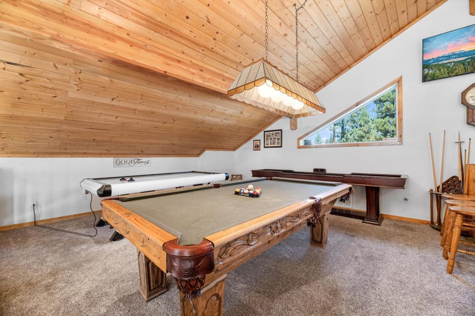 A Snowmass Haven - EV, Sauna, Hot Tub - Walk to Slopes/lake House in Big Bear