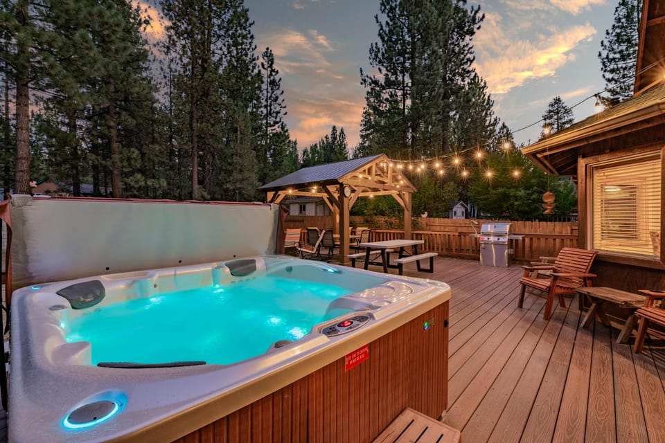 A Snowmass Haven - EV, Sauna, Hot Tub - Walk to Slopes/lake House in Big Bear