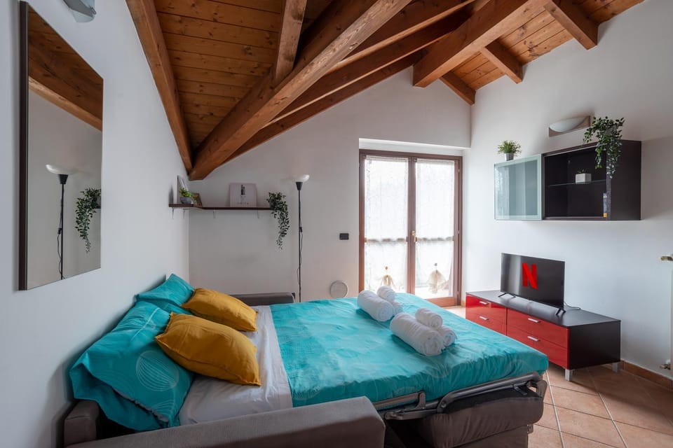 Bed, TV and multimedia, Living room, Photo of the whole room, Seating area, Evening entertainment