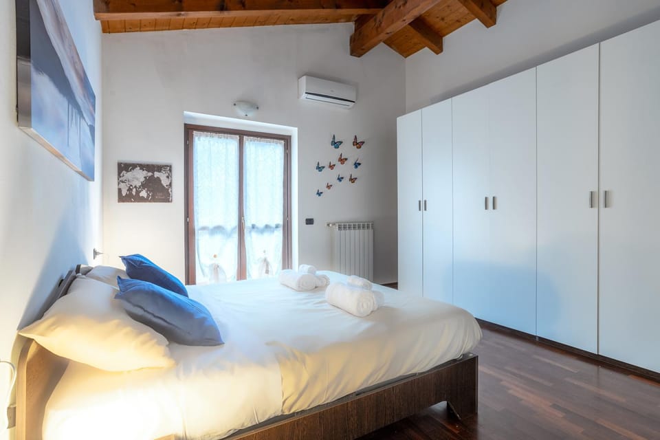 Bed, Photo of the whole room, Bedroom, wardrobe, air conditioner