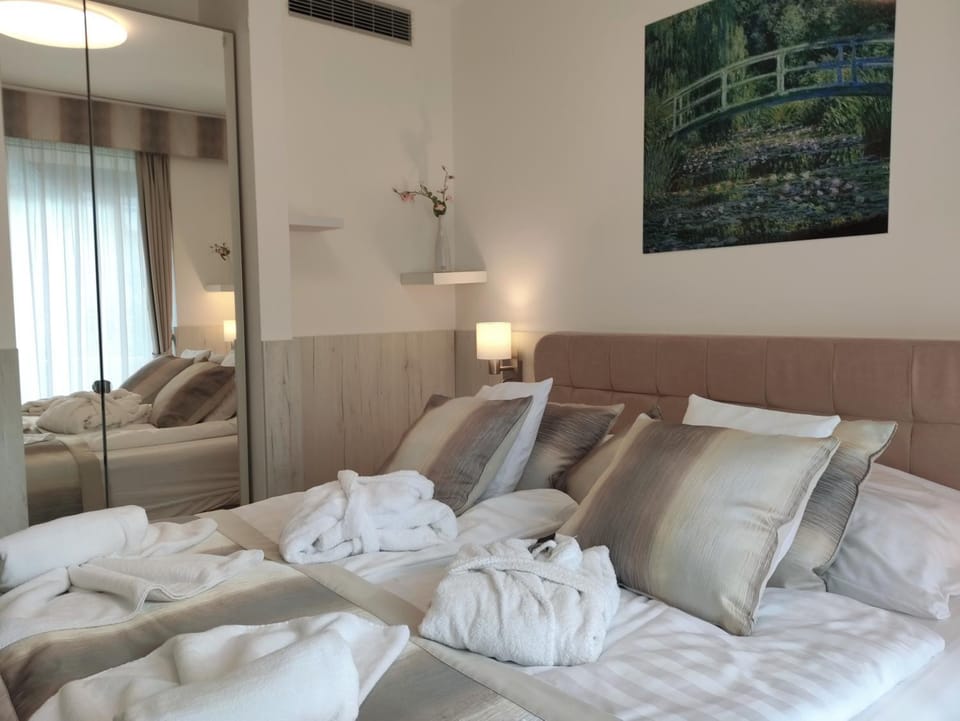 Bed, Bedroom, towels