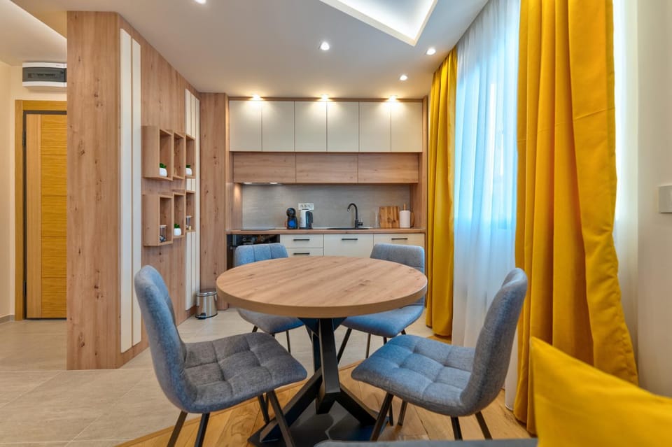 Kitchen or kitchenette, Dining area