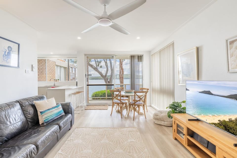 Kooringal 6, 105 Soldiers Point Rd - waterfront unit Apartment in New South Wales