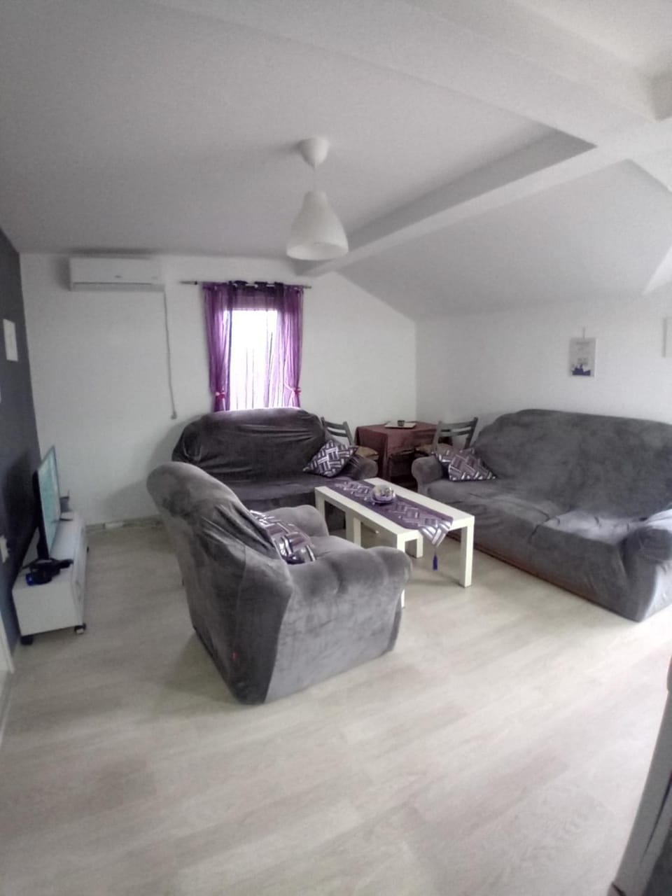 Bed, TV and multimedia, Living room, Photo of the whole room, Business facilities, Seating area, Dining area, air conditioner