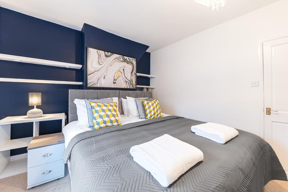 Bed, Bedroom, towels