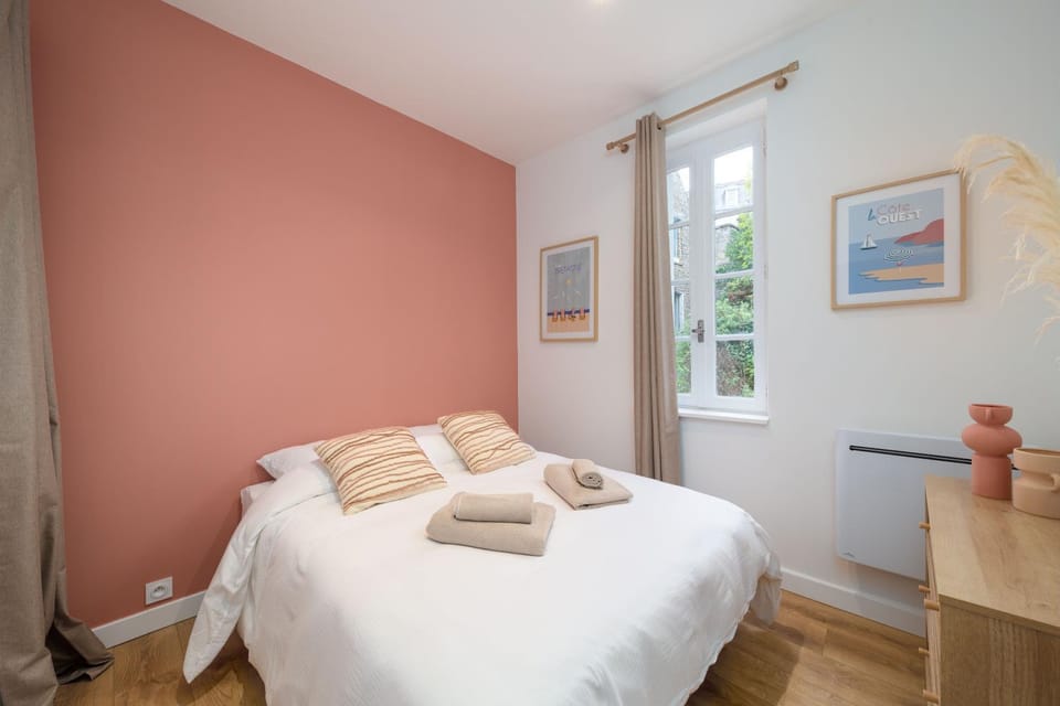 Photo of the whole room, Bedroom, towels