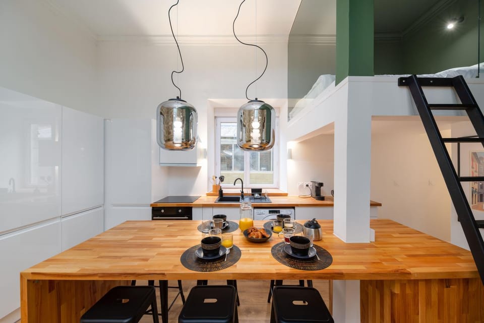 Coffee/tea facilities, Kitchen or kitchenette, Dining area, minibar, stove