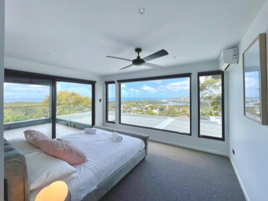 Luxe Terrigal beach Ocean View with Infinity pool House in Wamberal