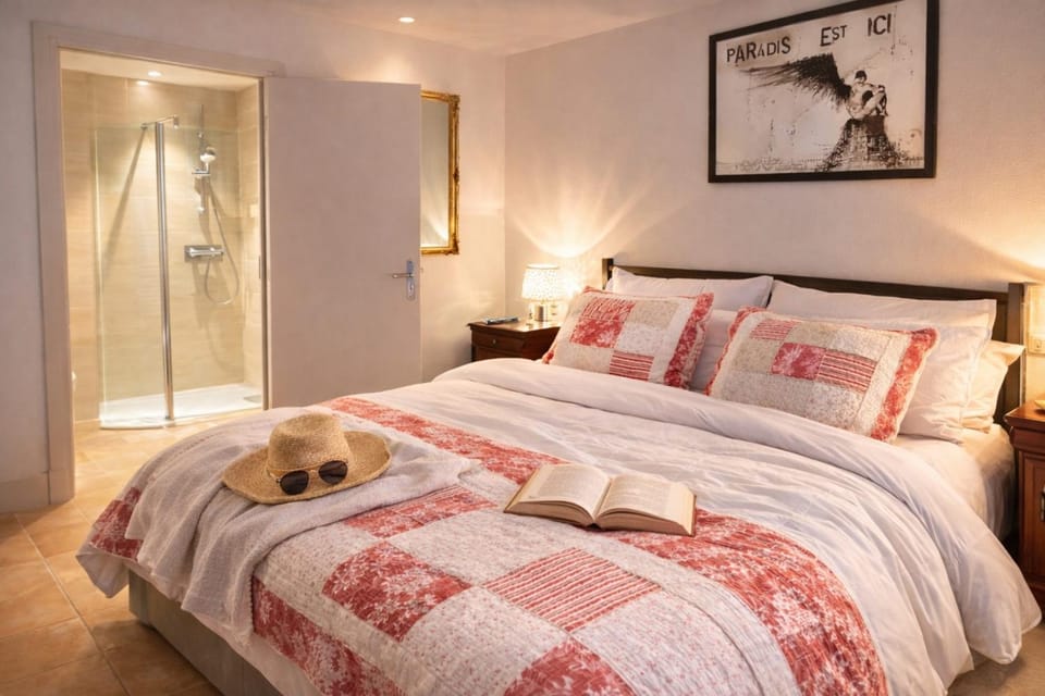 Shower, Bed, Photo of the whole room, Bedroom