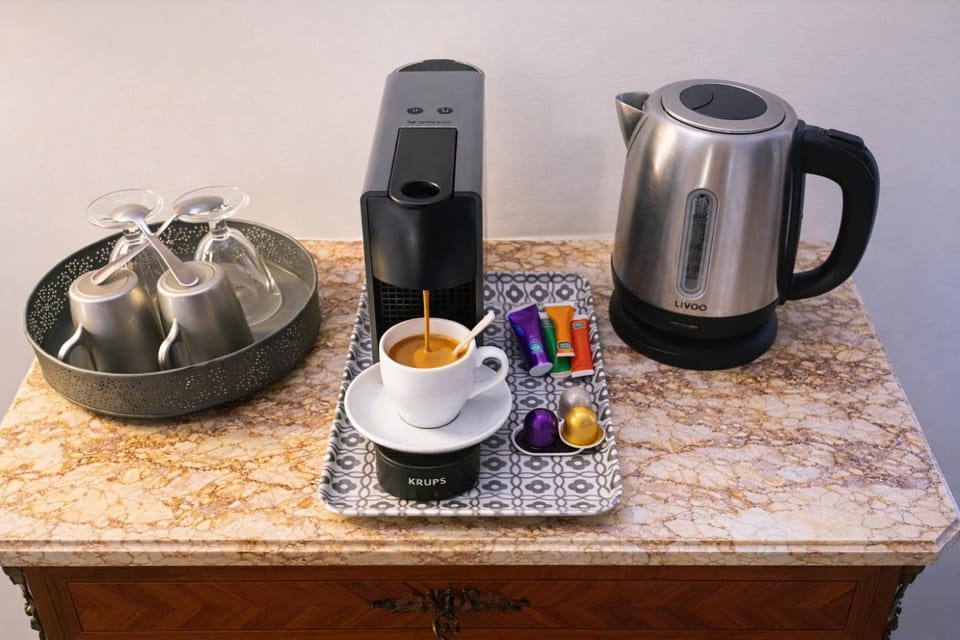 Coffee/tea facilities, Photo of the whole room, Dining area, Bedroom