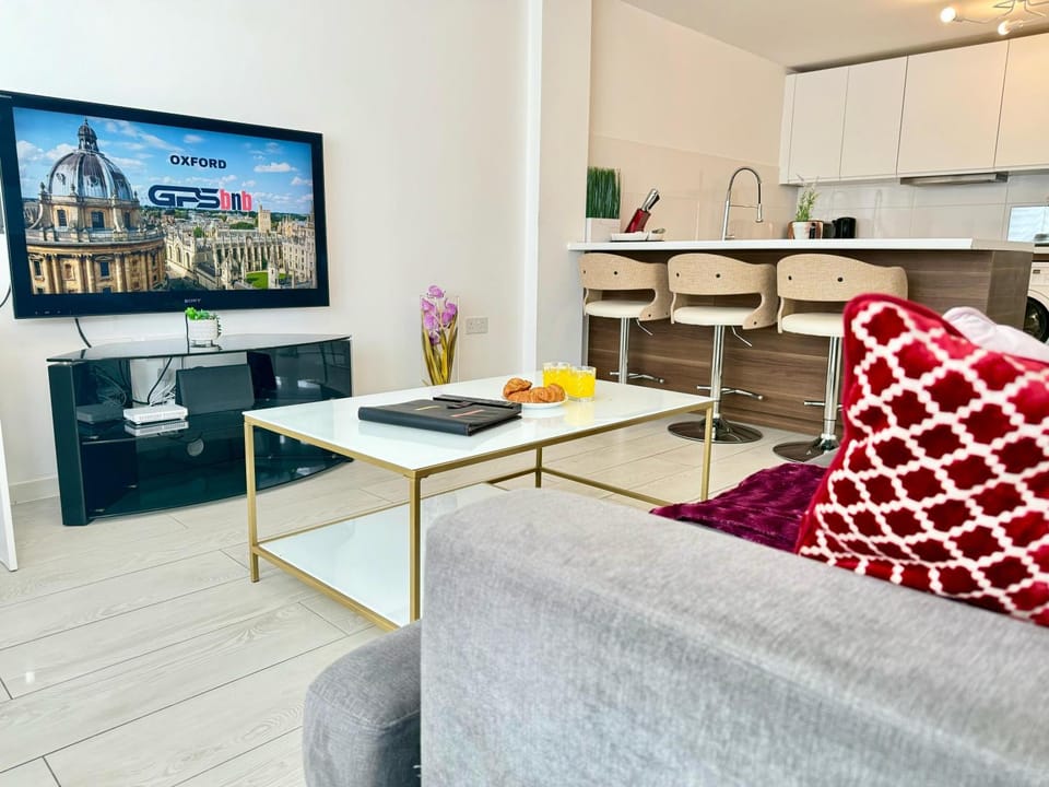 Communal lounge/ TV room, TV and multimedia, Kitchen or kitchenette, Living room, Seating area, Dining area, Evening entertainment