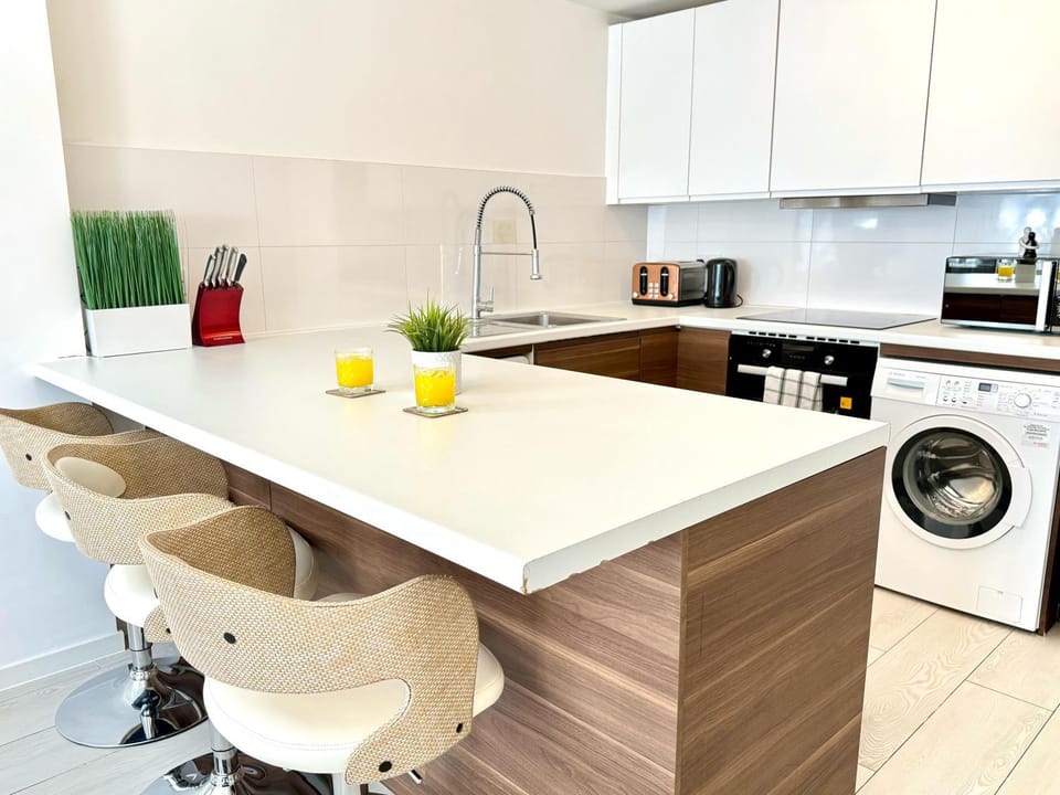 Coffee/tea facilities, Kitchen or kitchenette, dishwasher, oven, stove, toaster, washing machine