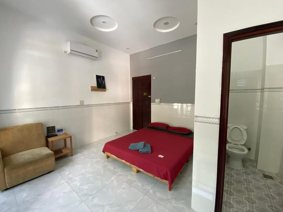 Shower, Toilet, Bed, Bathroom, Photo of the whole room, Bedroom, towels, air conditioner